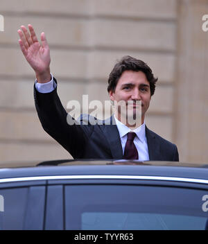 Il primo ministro canadese Justin Trudeau gesti come egli lascia il Elysee Palace dopo i colloqui con il Presidente francese Francois Hollande a Parigi il 29 novembre 2015. I due leader hanno discusso la cooperazione in materia di sicurezza alla luce dei recenti attentati terroristici in città nonché questioni relative ai prossimi negoziati sul clima. Foto di David Silpa/UPI Foto Stock