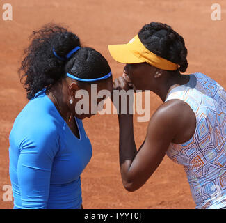 American Serena Williams (L) parla di American Venus Williams durante il loro primo round donna double match contro Jelena Ostapenko della Lettonia e Yulia Putintseva del Kazakistan al Roland Garros di Parigi il 25 maggio 2016. Foto di David Silpa/UPI Foto Stock