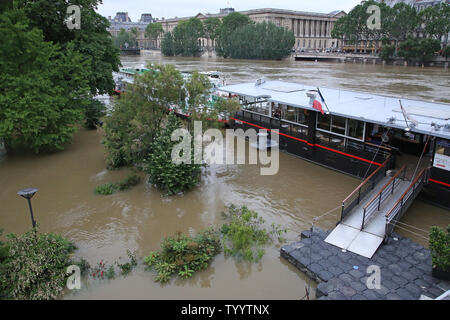 L'acqua dal fiume Senna è visto nel parco di fronte al Museo del Louvre a Parigi il 3 giugno 2016. Il fiume di Parigi ha rigonfiato al suo livello più alto in 30 anni di forzare la chiusura del Louvre e Orsay nonché alcuni treni e metropolitane. L allagamento è stato il risultato di piogge sostenuta in tutta la Francia, causando la Senna a salire ad oltre 18 piedi (5,5 metri). Foto di David Silpa/UPI Foto Stock