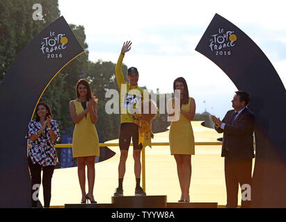 Chris Froome di Gran Bretagna festeggia sul podio presentazioni dopo aver vinto il Tour de France a Parigi il 24 luglio 2016. Froome rivendicato il suo terzo Tour de France la vittoria. Foto di David Silpa/UPI Foto Stock