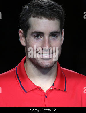 Americano John Isner arriva alla cerimonia di premiazione dopo aver perso il suo finals match contro il britannico Andy Murray al BNP Paribas Masters a Parigi il 6 novembre 2016. Murray sconfitto Isner 6-3, 6-7 (4), 6-4 per vincere il suo primo titolo Masters a Parigi. Foto di David Silpa/UPI Foto Stock