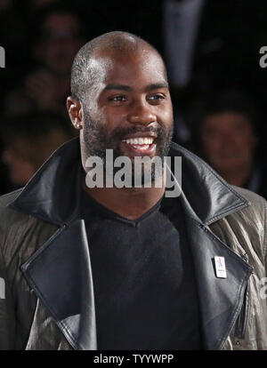 Francese due-tempo judo olimpico medaglia d'oro Teddy Riner arriva alla cerimonia di premiazione dopo la finale match tra il britannico Andy Murray e americano John Isner al BNP Paribas Masters a Parigi il 6 novembre 2016. Murray sconfitto Isner 6-3, 6-7 (4), 6-4 per vincere il suo primo titolo Masters a Parigi. Foto di David Silpa/UPI Foto Stock