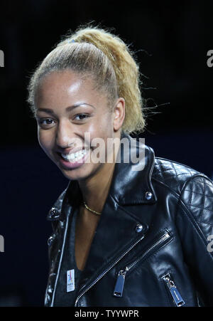 Francese pugilato olimpico medaglia d'oro Estelle Mossely arriva alla cerimonia di premiazione dopo la finale match tra il britannico Andy Murray e americano John Isner al BNP Paribas Masters a Parigi il 6 novembre 2016. Murray sconfitto Isner 6-3, 6-7 (4), 6-4 per vincere il suo primo titolo Masters a Parigi. Foto di David Silpa/UPI Foto Stock