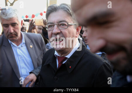 Estrema sinistra contender per le elezioni presidenziali francesi, Jean-Luc Melenchon, fa il suo modo attraverso una folla di tifosi alla fine di un rally a Parigi il 21 aprile, 2017. Il candidato populista della coalizione "La France insoumise' (il ribelle Francia) è salito ad un inatteso 18% nei sondaggi che lo rende uno dei quattro contendenti seri per vincere al primo turno di votazioni. Foto di Maya Vidon-White/UPI Foto Stock