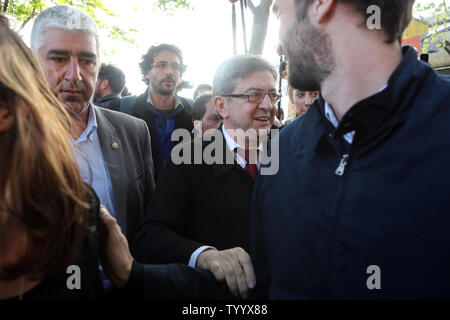 Estrema sinistra contender per le elezioni presidenziali francesi, Jean-Luc Melenchon, fa il suo modo attraverso una folla di tifosi alla fine di un rally a Parigi il 21 aprile, 2017. Il candidato populista della coalizione "La France insoumise' (il ribelle Francia) è salito ad un inatteso 18% nei sondaggi che lo rende uno dei quattro contendenti seri per vincere al primo turno di votazioni. Foto di Maya Vidon-White/UPI Foto Stock