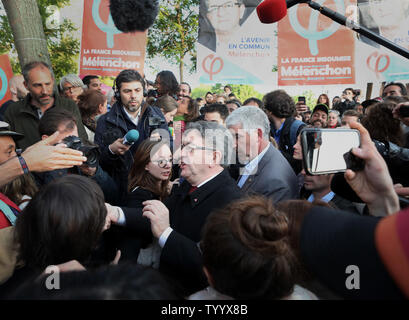 Estrema sinistra contender per le elezioni presidenziali francesi, Jean-Luc Melenchon, fa il suo modo attraverso una folla di tifosi alla fine di un rally a Parigi il 21 aprile, 2017. Il candidato populista della coalizione "La France insoumise' (il ribelle Francia) è salito ad un inatteso 18% nei sondaggi che lo rende uno dei quattro contendenti seri per vincere al primo turno di votazioni. Foto di Maya Vidon-White/UPI Foto Stock