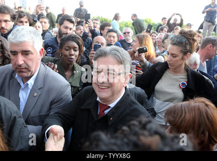 Estrema sinistra contender per le elezioni presidenziali francesi, Jean-Luc Melenchon, fa il suo modo attraverso una folla di tifosi alla fine di un rally a Parigi il 21 aprile, 2017. Il candidato populista della coalizione "La France insoumise' (il ribelle Francia) è salito ad un inatteso 18% nei sondaggi che lo rende uno dei quattro contendenti seri per vincere al primo turno di votazioni. Foto di Maya Vidon-White/UPI Foto Stock