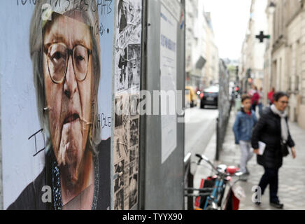 Residenta a piedi una campagna di manifesti delle elezioni presidenziali contender Marine Le Pen danneggiato con un ritratto di suo padre e il Fronte nazionale fondatore, Jean-Marie Le Pen, a Parigi il 23 aprile, 2017. Il voto è in corso nel primo round di un imprevedibile elezioni presidenziali il cui esito potrebbe rivelarsi cruciale per il futuro di un profondamente diviso il paese e un nervoso Unione europea. Foto di Maya Vidon-White/UPI Foto Stock