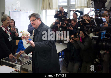 Estrema sinistra contender alle elezioni presidenziali francesi Jean-Luc Melenchon getta il suo turno di scrutinio presso la stazione di polling a Parigi il 23 aprile, 2017. Il voto è in corso nel primo round di un imprevedibile elezioni presidenziali il cui esito potrebbe rivelarsi cruciale per il futuro di un profondamente diviso il paese e un nervoso Unione europea. Foto di Clemente Martin/UPI Foto Stock