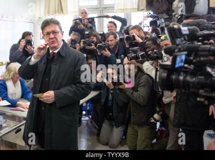 Estrema sinistra contender alle elezioni presidenziali francesi Jean-Luc Melenchon reagisce alla folla di giornalisti prima di fusione il suo turno di scrutinio presso la stazione di polling a Parigi il 23 aprile, 2017. Il voto è in corso nel primo round di un imprevedibile elezioni presidenziali il cui esito potrebbe rivelarsi cruciale per il futuro di un profondamente diviso il paese e un nervoso Unione europea. Foto di Clemente Martin/UPI Foto Stock