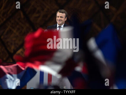 In Francia la neo eletto presidente, Emmanuel Macron, risolve una folla di ben wishers al museo del Louvre a Parigi il 7 maggio 2017. Macron ha vinto la presidenza nel corso di leader nazionalista Marine. Foto di Clemente Martin/UPI Foto Stock