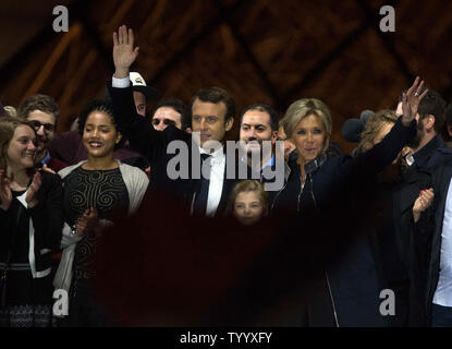 In Francia la neo eletto presidente, Emmanuel Macron, risolve una folla di ben wishers al museo del Louvre a Parigi il 7 maggio 2017. Macron ha vinto la presidenza nel corso di leader nazionalista Marine. Foto di Clemente Martin/UPI Foto Stock