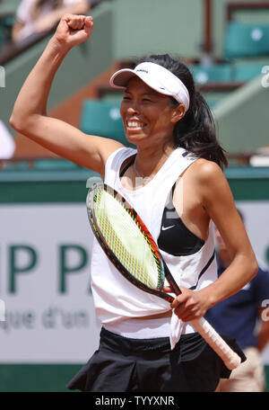 Su-Wei Hsieh del Taipei cinese (Taiwan) reagisce dopo aver vinto il suo French Open donna match di primo turno contro Johanna Konta del Regno Unito al Roland Garros di Parigi il 30 maggio 2017. Hsieh sconfitto Konta 1-6, 7-6 (2), 6-4 per avanzare al secondo turno. Foto di David Silpa/UPI Foto Stock