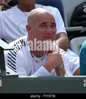 Andre Agassi, pullman di Novak Djokovic di Serbia, orologi il French Open uomini secondo round match tra Djokovic e Joao Sousa del Portogallo al Roland Garros di Parigi il 31 maggio 2017. Djokovic sconfitto Sousa 6-1, 6-4, 6-3 per avanzare alla terza rotonda. Foto di David Silpa/UPI Foto Stock