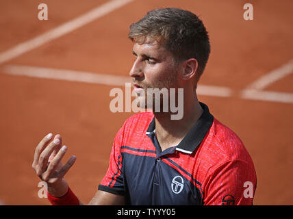 Martin Klizan della Slovacchia reagisce dopo un colpo durante il suo French Open uomini secondo round match contro Andy Murray del Regno Unito al Roland Garros di Parigi il 1 giugno 2017. Murray sconfitto Klizan 6-7 (3), 6-2, 6-2, 7-6 (3) per avanzare alla terza rotonda. Foto di David Silpa/UPI Foto Stock