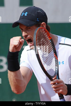 Andy Murray del Regno Unito reagisce dopo un colpo durante il suo French Open uomini secondo round match contro Martin Klizan della Slovacchia al Roland Garros di Parigi il 1 giugno 2017. Murray sconfitto Klizan 6-7 (3), 6-2, 6-2, 7-6 (3) per avanzare alla terza rotonda. Foto di David Silpa/UPI Foto Stock