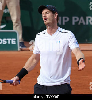 Andy Murray del Regno Unito reagisce dopo un colpo durante il suo French Open uomini secondo round match contro Martin Klizan della Slovacchia al Roland Garros di Parigi il 1 giugno 2017. Murray sconfitto Klizan 6-7 (3), 6-2, 6-2, 7-6 (3) per avanzare alla terza rotonda. Foto di David Silpa/UPI Foto Stock