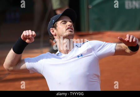 Andy Murray del Regno Unito reagisce dopo aver vinto il suo French Open uomini secondo round match contro Martin Klizan della Slovacchia al Roland Garros di Parigi il 1 giugno 2017. Murray sconfitto Klizan 6-7 (3), 6-2, 6-2, 7-6 (3) per avanzare alla terza rotonda. Foto di David Silpa/UPI Foto Stock