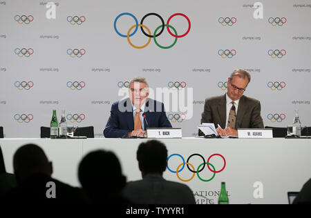 Losanna, Svizzera. Il 26 giugno, 2019. Presidente del CIO Thomas Bach (L) risponde alle domande durante la conferenza stampa dopo la 134a sessione del Comitato Internazionale Olimpico a Losanna, Svizzera, 26 giugno 2019. Credito: Cao può/Xinhua/Alamy Live News Foto Stock