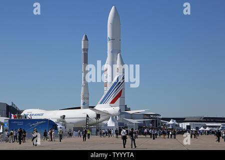 I partecipanti arrivano all'aeroporto Le Bourget durante il giorno di apertura della cinquantaduesima International Paris Air Show vicino a Parigi il 19 giugno 2017. Foto di David Silpa/UPI Foto Stock