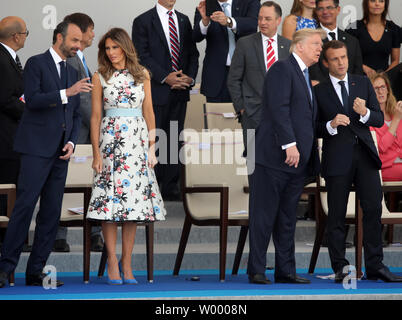 Il Presidente francese Emmanuel Macron (R) Chat con U.S. Presidente Donald Trump chat come Primo Ministro francese Edouard Philippe (L) Chat con sua moglie, Melania, a Parigi il 14 luglio 2017. Trump è a Parigi a macron invito in occasione del centenario dell'intervento degli Stati Uniti durante la prima guerra mondiale. Foto di Maya Vidon-White/UPI Foto Stock