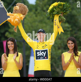 Chris Froome di Gran Bretagna festeggia sul podio presentazioni dopo aver vinto il Tour de France a Parigi il 23 luglio 2017. Froome rivendicato il suo quarto Tour de France la vittoria. Foto di David Silpa/UPI Foto Stock