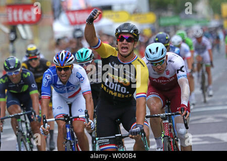 Dylan Groenewegen dei Paesi Bassi attraversa la linea del traguardo dopo la vittoria della tappa finale del Tour de France a Parigi il 23 luglio 2017. Foto di David Silpa/UPI Foto Stock