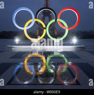 Gli anelli olimpici sono svelati sulla piazza del Trocadero di fronte alla Torre Eiffel per celebrare Parigi ufficialmente di essere insignito del 2024 in occasione dei Giochi Olimpici di Parigi il 13 settembre 2017. Foto di David Silpa/UPI Foto Stock