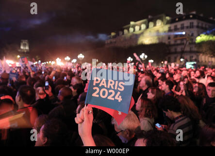 I parigini celebrare la capitale francese la vittoria della sua offerta olimpico per 2024 davanti a Parigi City Hall, 15 settembre 2017. Il Comitato olimpico internazionale ha incoronato a Parigi come host per il 2024 Giochi Olimpici e Los Angeles per il 2028 giochi. Foto di Maya Vidon-White/UPI Foto Stock