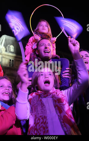 I parigini celebrare la capitale francese la vittoria della sua offerta olimpico per 2024 davanti a Parigi City Hall, 15 settembre 2017. Il Comitato olimpico internazionale ha incoronato a Parigi come host per il 2024 Giochi Olimpici e Los Angeles per il 2028 giochi. Foto di Maya Vidon-White/UPI Foto Stock