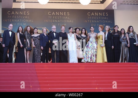 Il cast di 'Ragazze del Sole (Les Filles du soleil)' arrivano in cima alla scalinata del Palais des Festivals prima dell'esame della loro pellicola in corrispondenza della settantunesima annuale internazionale di Cannes Film Festival di Cannes, Francia il 12 maggio 2018. Foto di David Silpa/UPI Foto Stock