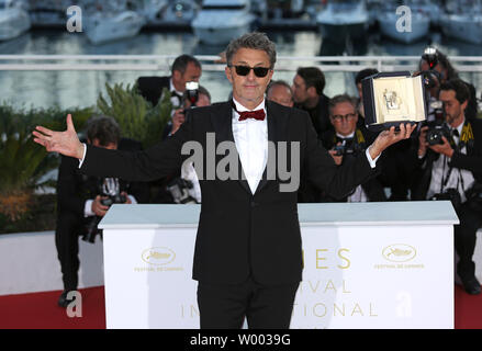 Pawel Pawlikowski arriva al photocall premio dopo aver ricevuto il "Miglior Regista' premio per il film "Guerra Fredda (Zimna Wojna)' durante la settantunesima annuale internazionale di Cannes Film Festival di Cannes, Francia il 19 maggio 2018. Foto di David Silpa/UPI Foto Stock