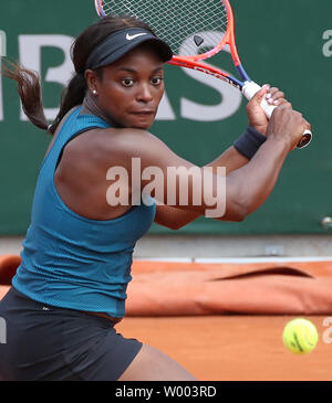 American Sloane Stephens colpisce un colpo durante il suo francese aprire le donne del terzo round match contro Camila Giorgi d'Italia al Roland Garros di Parigi il 2 giugno 2018. Stephens sconfitto Giorgi 4-6, 6-1, 8-6 per avanzare al quarto round. Foto di David Silpa/UPI Foto Stock