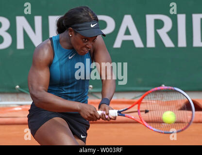 American Sloane Stephens colpisce un colpo durante il suo francese aprire le donne del terzo round match contro Camila Giorgi d'Italia al Roland Garros di Parigi il 2 giugno 2018. Stephens sconfitto Giorgi 4-6, 6-1, 8-6 per avanzare al quarto round. Foto di David Silpa/UPI Foto Stock