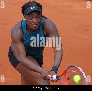 American Sloane Stephens colpisce un colpo durante il suo francese aprire le donne del terzo round match contro Camila Giorgi d'Italia al Roland Garros di Parigi il 2 giugno 2018. Stephens sconfitto Giorgi 4-6, 6-1, 8-6 per avanzare al quarto round. Foto di David Silpa/UPI Foto Stock