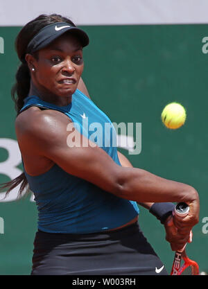 American Sloane Stephens colpisce un colpo durante il suo francese aprire le donne del terzo round match contro Camila Giorgi d'Italia al Roland Garros di Parigi il 2 giugno 2018. Stephens sconfitto Giorgi 4-6, 6-1, 8-6 per avanzare al quarto round. Foto di David Silpa/UPI Foto Stock