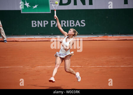 Camila Giorgi dell Italia colpisce un colpo durante il suo francese aprire le donne del terzo round match contro American Sloane Stephens al Roland Garros di Parigi il 2 giugno 2018. Stephens sconfitto Giorgi 4-6, 6-1, 8-6 per avanzare al quarto round. Foto di David Silpa/UPI Foto Stock