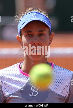 Mihaela Buzarnescu della Romania si interrompe durante il suo francese aprire le donne del quarto round match contro American Madison chiavi al Roland Garros di Parigi il 3 giugno 2018. Tasti Buzarnescu sconfitto 6-1, 6-4 di anticipo per i quarti di finale. Foto di David Silpa/UPI Foto Stock