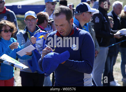 Sergio Garcia firma autografi durante la Ryder Cup 2018 sessione di pratica presso Le Golf National a Guyancourt nei pressi di Parigi il 25 settembre 2018. Torneo di tre giorni con il Team USA Team versus Europa inizia Venerdì, Settembre 28th. Foto di David Silpa/UPI Foto Stock