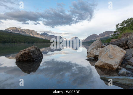 Cerca Tward Many Glacier dal lago Shurburne nel Montana Foto Stock