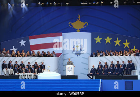 Il Team USA il Capitano Jim Furyk, fiancheggiata da Team USA (L) e di Team Europe, parla durante la Ryder Cup 2018 alla cerimonia di apertura per Le Golf National a Guyancourt nei pressi di Parigi il 26 settembre 2018. La Ryder Cup si svolge ogni due anni e dispone di Team USA versus Team Europe, con sedi in alternanza tra Stati Uniti e Europa ogni concorrenza. Foto di David Silpa/UPI Foto Stock