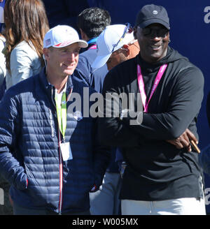 Grande pallacanestro Michael Jordan (R) e il Team USA il Capitano Jim Furyk frequentare il giorno finale della concorrenza presso la Ryder Cup presso Le Golf National a Guyancourt nei pressi di Parigi il 30 settembre 2018. Team Europe porta il Team USA 10-6 voce nella giornata finale del concorso. Foto di David Silpa/UPI Foto Stock