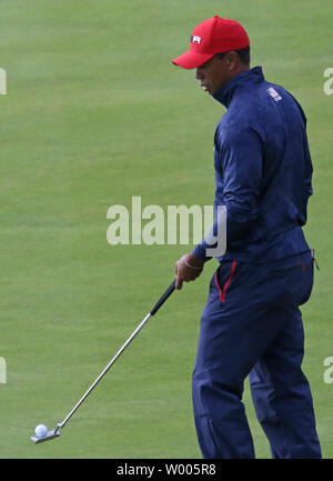 Tiger Woods preleva la sua palla dopo manca un putt su xvi foro nel giorno finale della concorrenza della Ryder Cup presso Le Golf National a Guyancourt nei pressi di Parigi il 30 settembre 2018. Team Europe ha sconfitto il Team USA 17,5 a 10,5 a mano agli americani il loro sesto perdita dritto sul suolo straniero. Foto di David Silpa/UPI Foto Stock