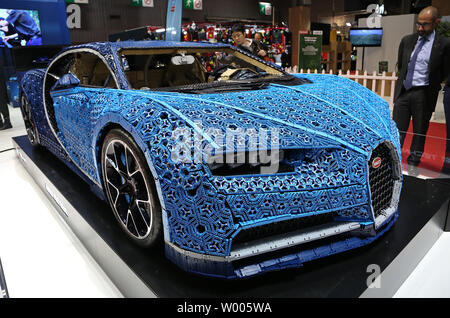 Una vita-size Bugatti Chiron realizzato da Lego è visualizzato sul display durante la giornata della stampa alla biennale Motor Show di Parigi a Parigi il 2 ottobre 2018. La mostra il primo motore mostrano al mondo risalente al 1898, apre al pubblico il 4 ottobre e scorre attraverso il 14 ottobre. Foto di David Silpa/UPI Foto Stock