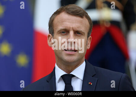 Il Presidente francese Emmanuel Macron detiene una breve conferenza stampa prima del suo incontro con il Primo Ministro giapponese Shinzo Abe all'Elysee Palace a Parigi il 17 ottobre 2018. Macron e Abe sono pianificati per discutere le questioni relative al Giappone di accordo di libero scambio con l'Unione europea nonché la sicurezza marittima la cooperazione tra i due paesi. Foto di David Silpa/UPI Foto Stock