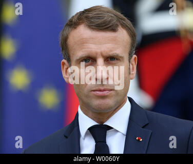 Il Presidente francese Emmanuel Macron detiene una breve conferenza stampa prima del suo incontro con il Primo Ministro giapponese Shinzo Abe all'Elysee Palace a Parigi il 17 ottobre 2018. Macron e Abe sono pianificati per discutere le questioni relative al Giappone di accordo di libero scambio con l'Unione europea nonché la sicurezza marittima la cooperazione tra i due paesi. Foto di David Silpa/UPI Foto Stock