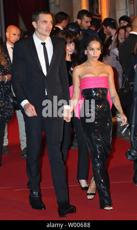 Karl Glusman e Zoe Kravitz frequentare il mondo premiere del film "bestie fantastica: i crimini di Grindelwald' a Parigi il 8 novembre 2018. Foto di David Silpa/UPI. Foto Stock