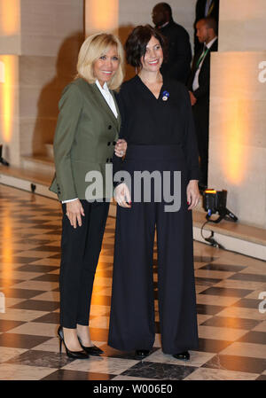 Brigitte Macron (L), la moglie del presidente francese Emmanuel Macron, saluta SWISS First Lady Muriel Zeender presso il Palazzo di Versailles vicino a Parigi il 11 novembre 2018. Macron ospita un pranzo e concerto per i coniugi dei capi di stato come parte delle cerimonie che segnano il centesimo anniversario della fine della Seconda guerra mondiale I. Foto di David Silpa/UPI Foto Stock