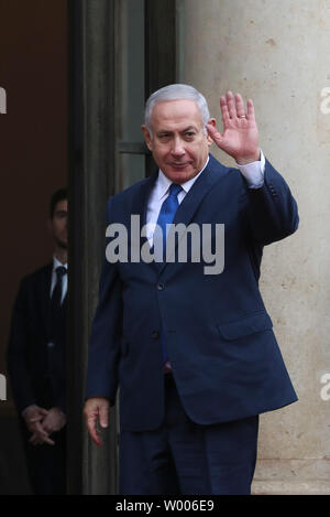 Il premier israeliano Benyamin Netanyahu arriva all'Elysee Palace a partecipare a un pranzo speciale al tra cui decine di capi di Stato e di governo, ospitato dal presidente francese Emmanuel Macron sul centesimo anniversario della prima guerra mondiale il giorno dell'Armistizio Novembre 11, 2018. I coniugi hanno partecipato ad un pranzo per i coniugi al Chateau de Versailles al di fuori della capitale. Foto di Eco Clemente/UPI Foto Stock