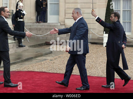 Il premier israeliano Benyamin Netanyahu arriva all'Elysee Palace a partecipare a un pranzo speciale al tra cui decine di capi di Stato e di governo, ospitato dal presidente francese Emmanuel Macron sul centesimo anniversario della prima guerra mondiale il giorno dell'Armistizio Novembre 11, 2018. I coniugi hanno partecipato ad un pranzo per i coniugi al Chateau de Versailles al di fuori della capitale. Foto di Eco Clemente/UPI Foto Stock
